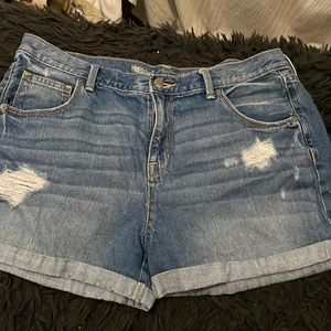 mossimo boyfriend mi-long jean shorts!